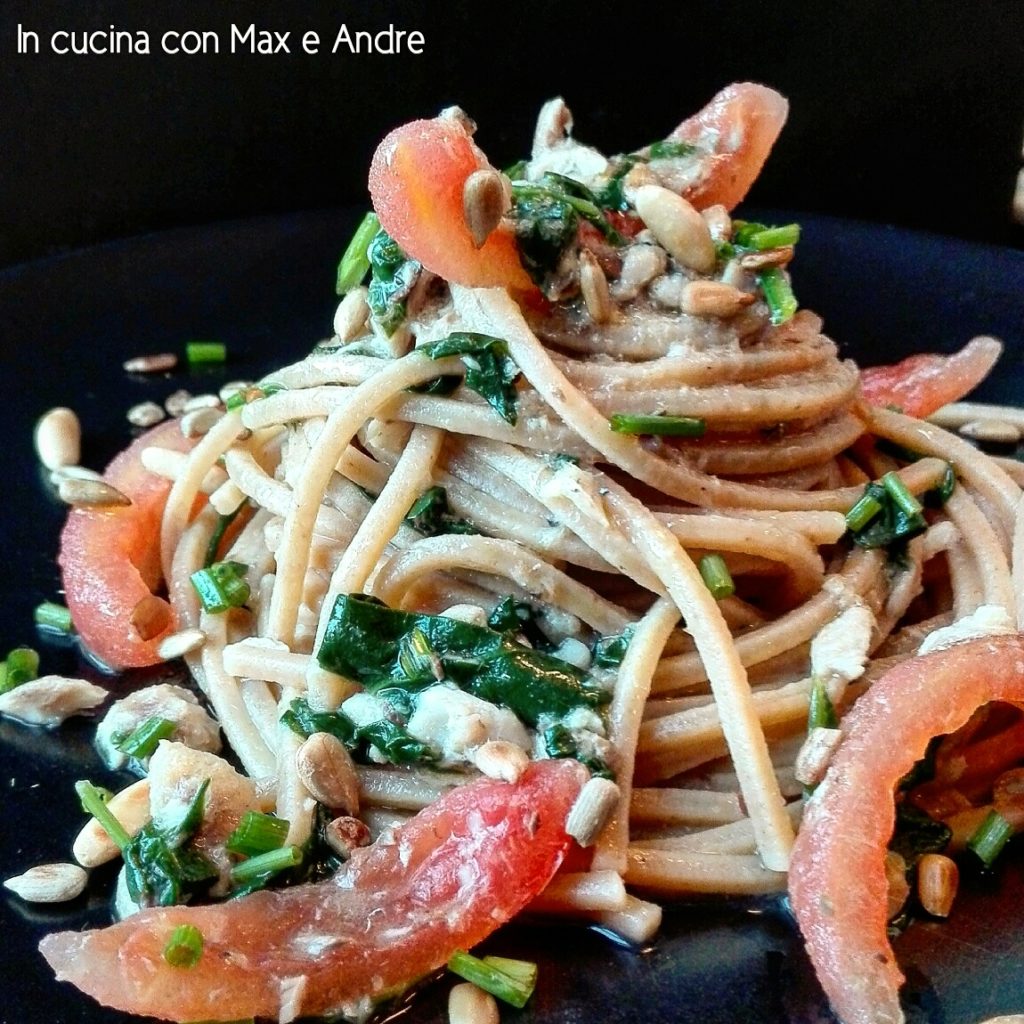 Spaghetti integrali con sarde, spinaci e petali di pomodoro