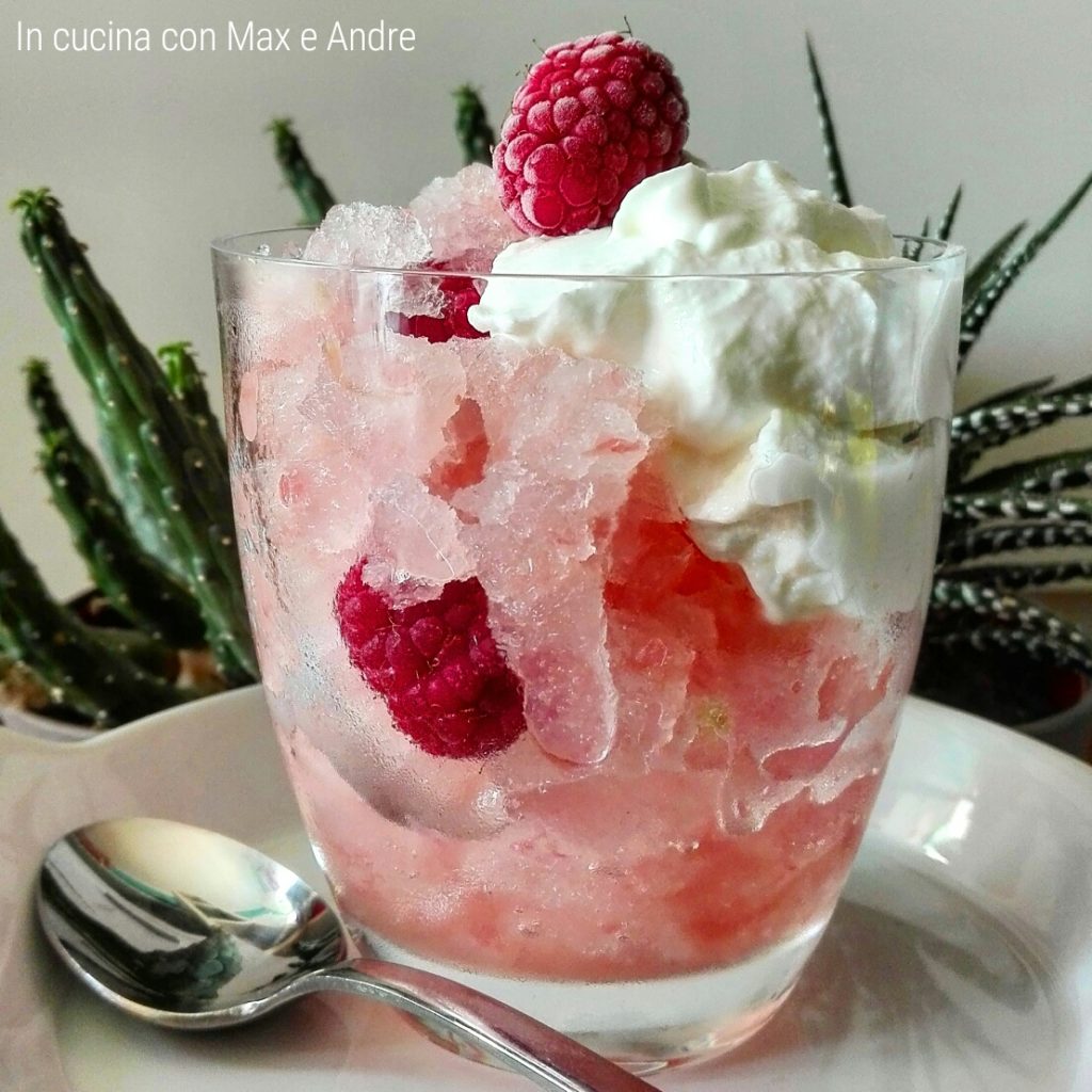 Granita al pompelmo rosa, lamponi e yogurt greco