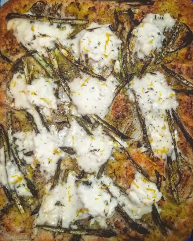 Pizza al farro farcita con asparagi, patate, finocchi, gorgonzola e scorza di limone