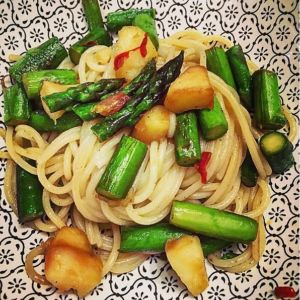 Gloria - Spaghetti con asparagi, mela e semi di zucca