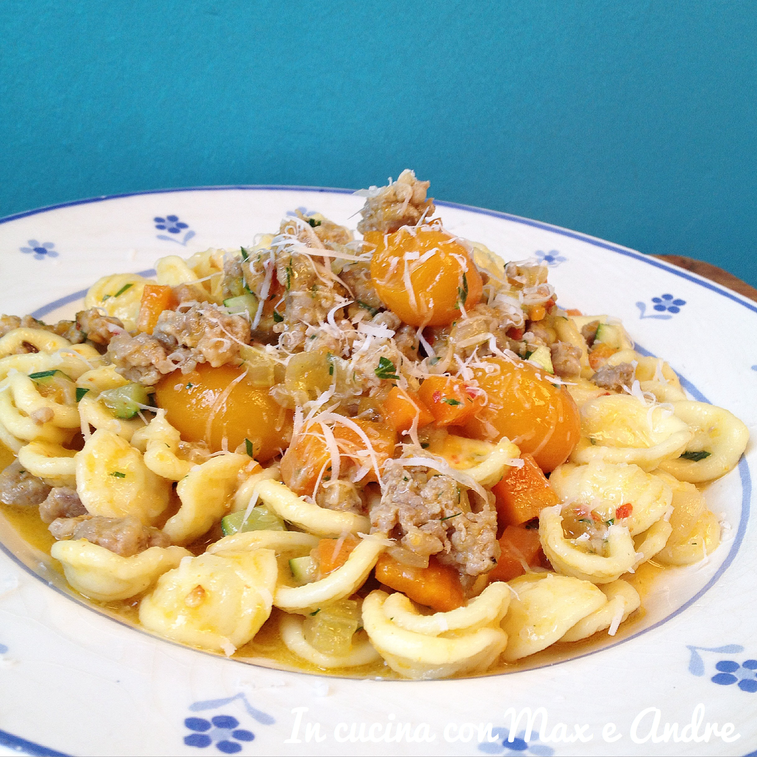 Orecchiette con salsiccia al finocchietto, datterino giallo e zucchine