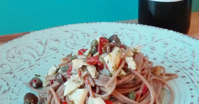 Spaghetti al farro con baccalà, olive, capperi e pomodori secchi