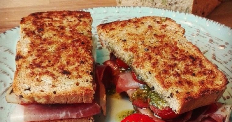 Club sandwich allo speck, pomodorini confit e pesto