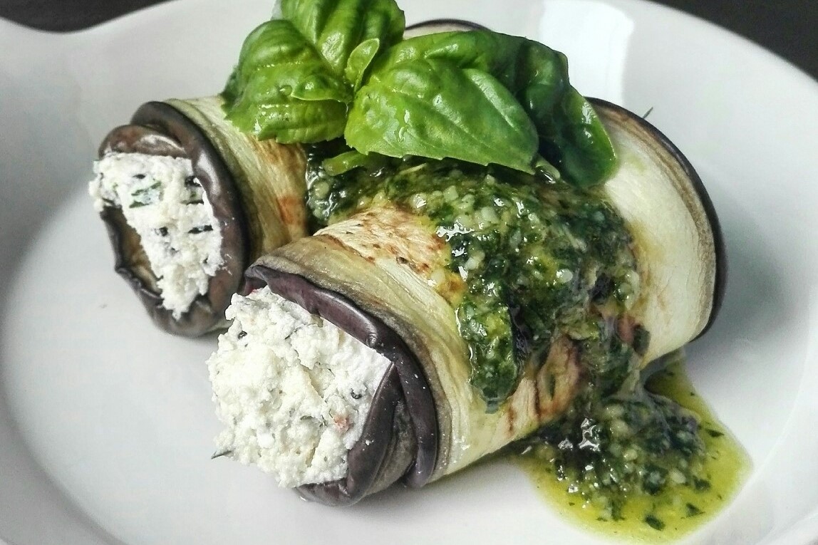 Involtino di melanzane e ricotta su pesto di menta e basilico