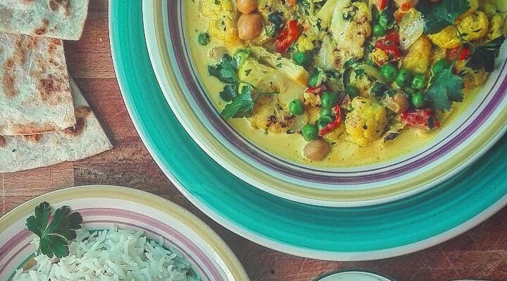 Curry vegetale con riso e yogurt alla menta