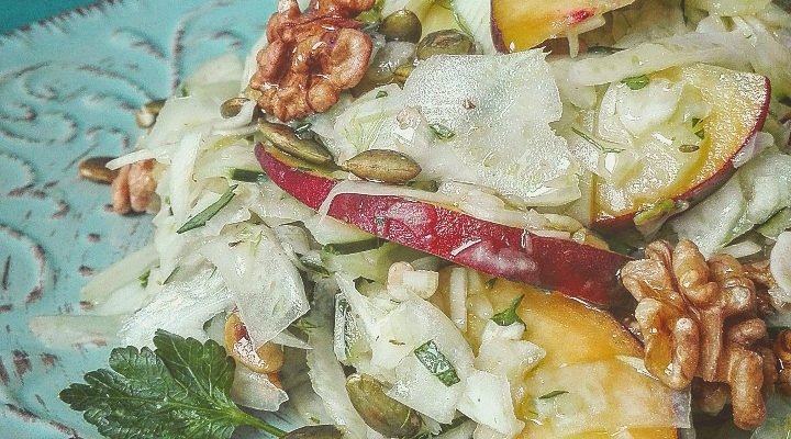 Fresca insalata di finocchi, cetrioli, pesche e noci