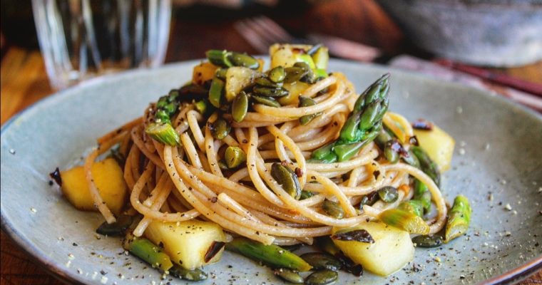 Spaghetti al farro con asparago, mela e semi di zucca