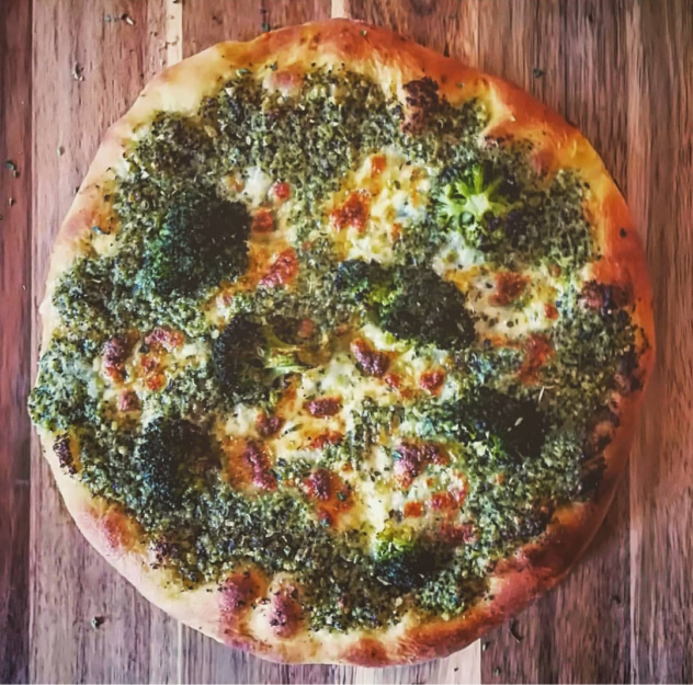 Pizza con pesto di broccoli, bufala e limone