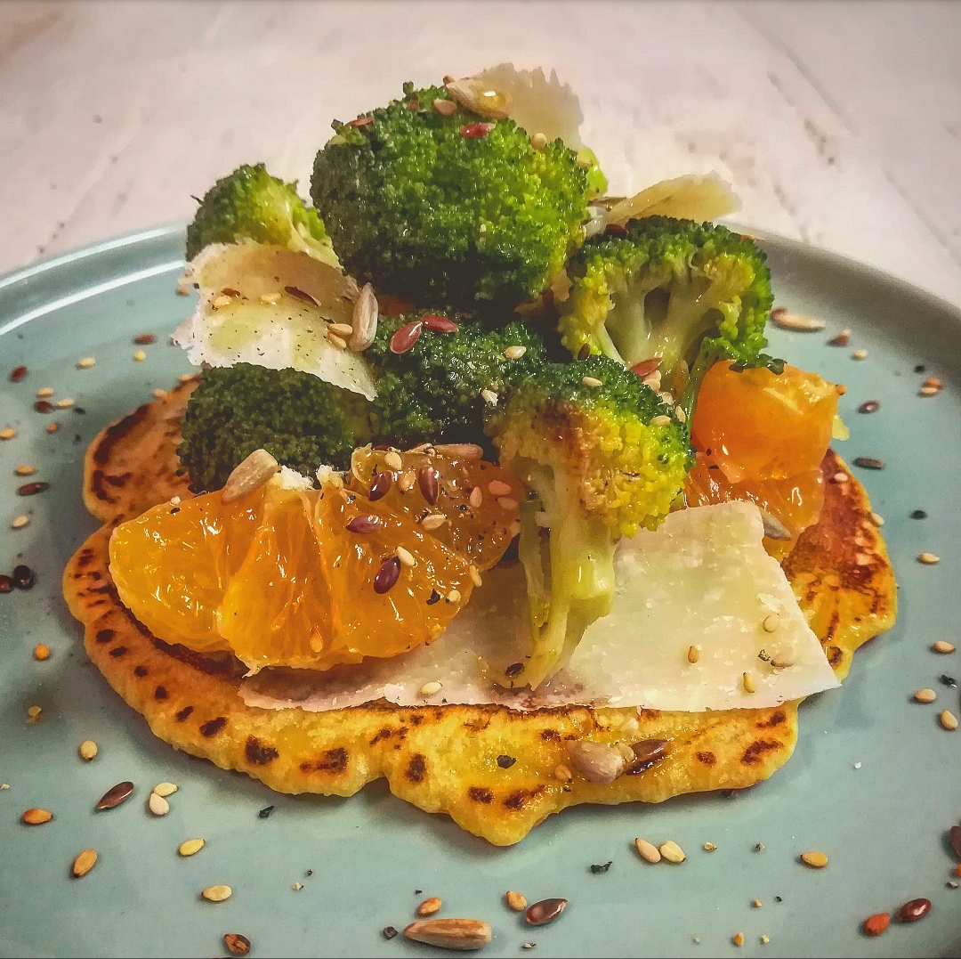 Pancake ai ceci con insalata di broccoli clementine e Parmigiano