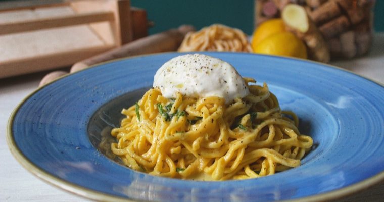 Spaghetti alla chitarra limone zenzero con quenelle di gelato al pecorino