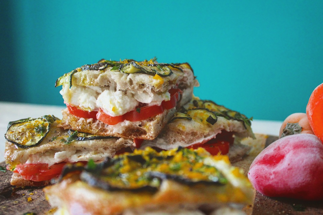 Pizza zucchine e peperoncino ghiacciato, farcita con pomodoro e mozzarella