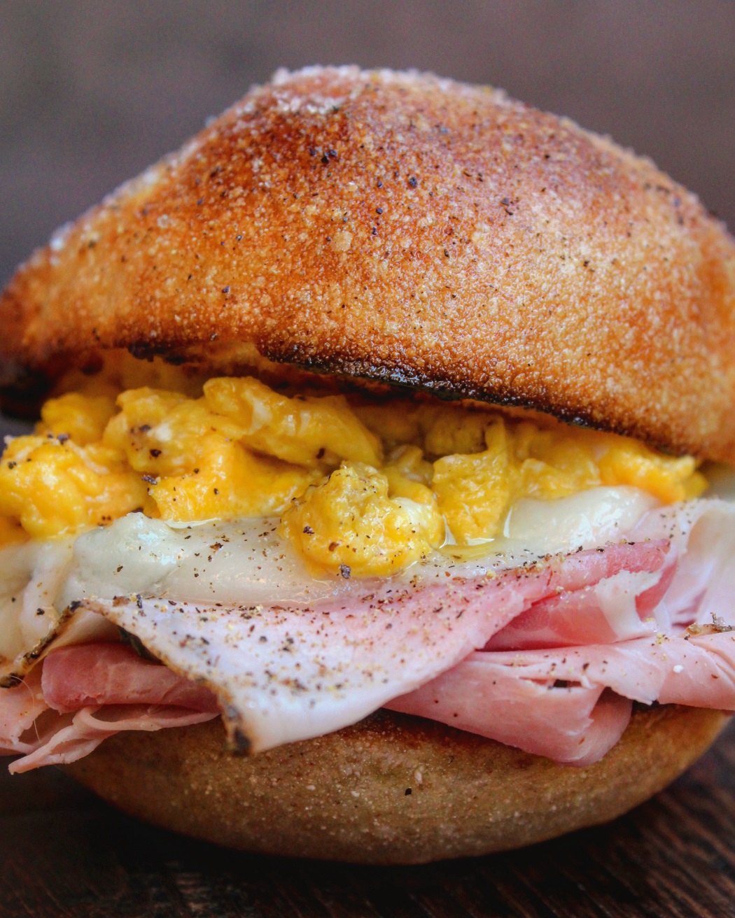 Sandwich con prosciutto uova e formaggio