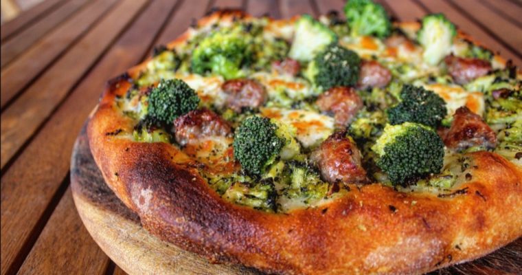Pizza broccoli bufala e salsiccia