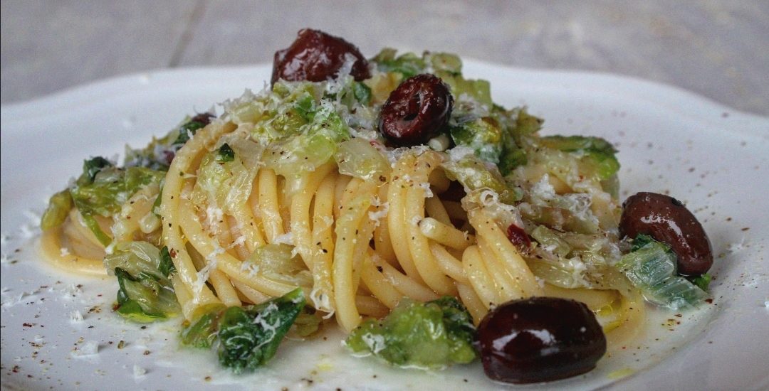 Spaghetti con scarola olive e pecorino