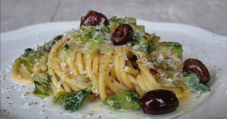 Spaghetti con scarola olive e pecorino