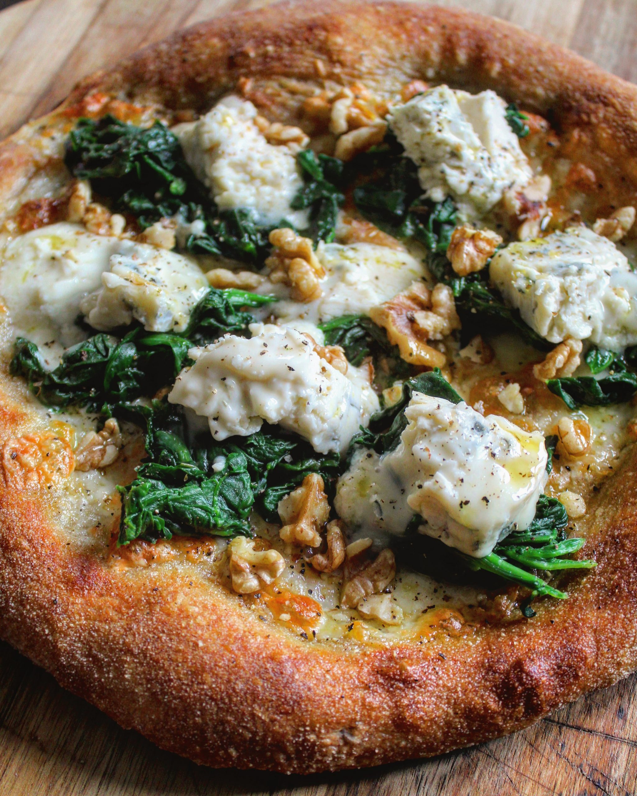 Pizza bianca con spinaci gorgonzola e noci
