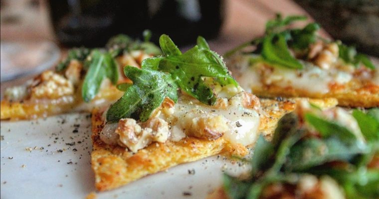 Nachos di ceci con gorgonzola e noci