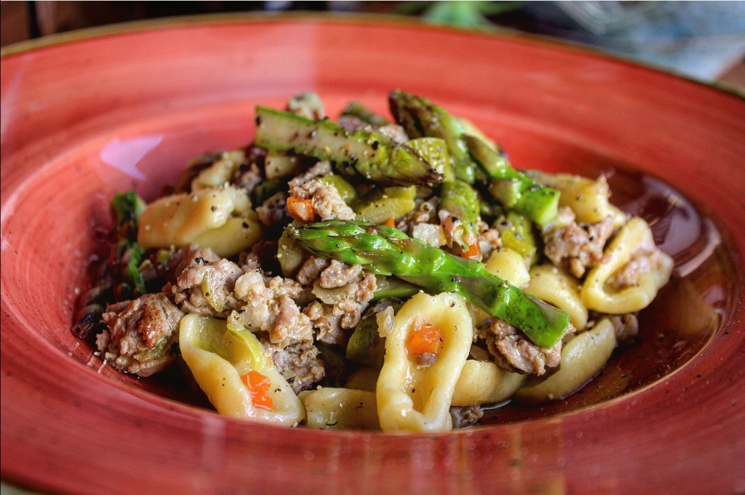 Cavatelli con ragù di salsiccia e asparagi