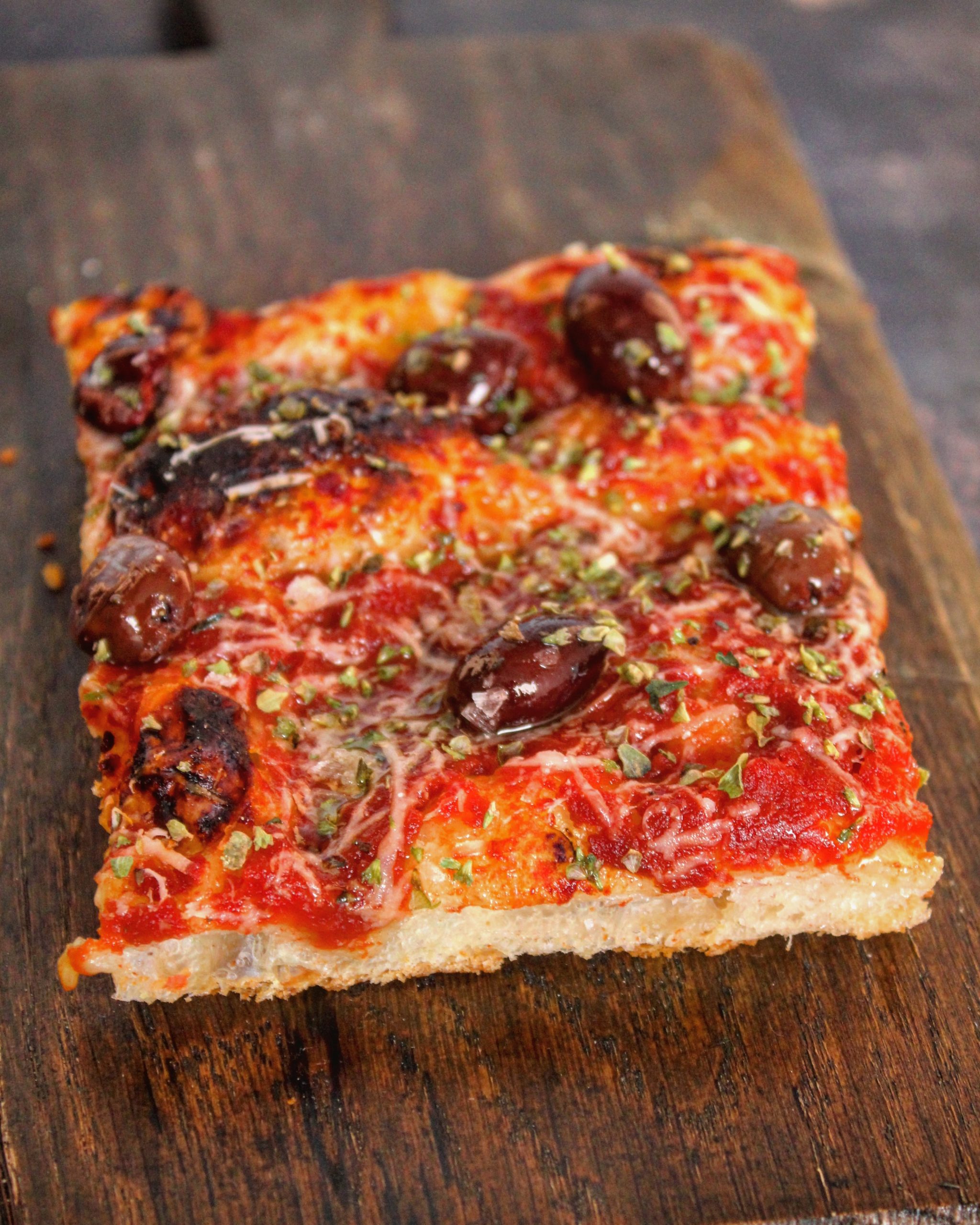 Pizza rossa con parmigiano paprika taggiasca ed origano