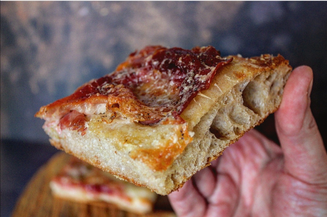 Pizza bianca prosciutto Parmigiano e mozzarella