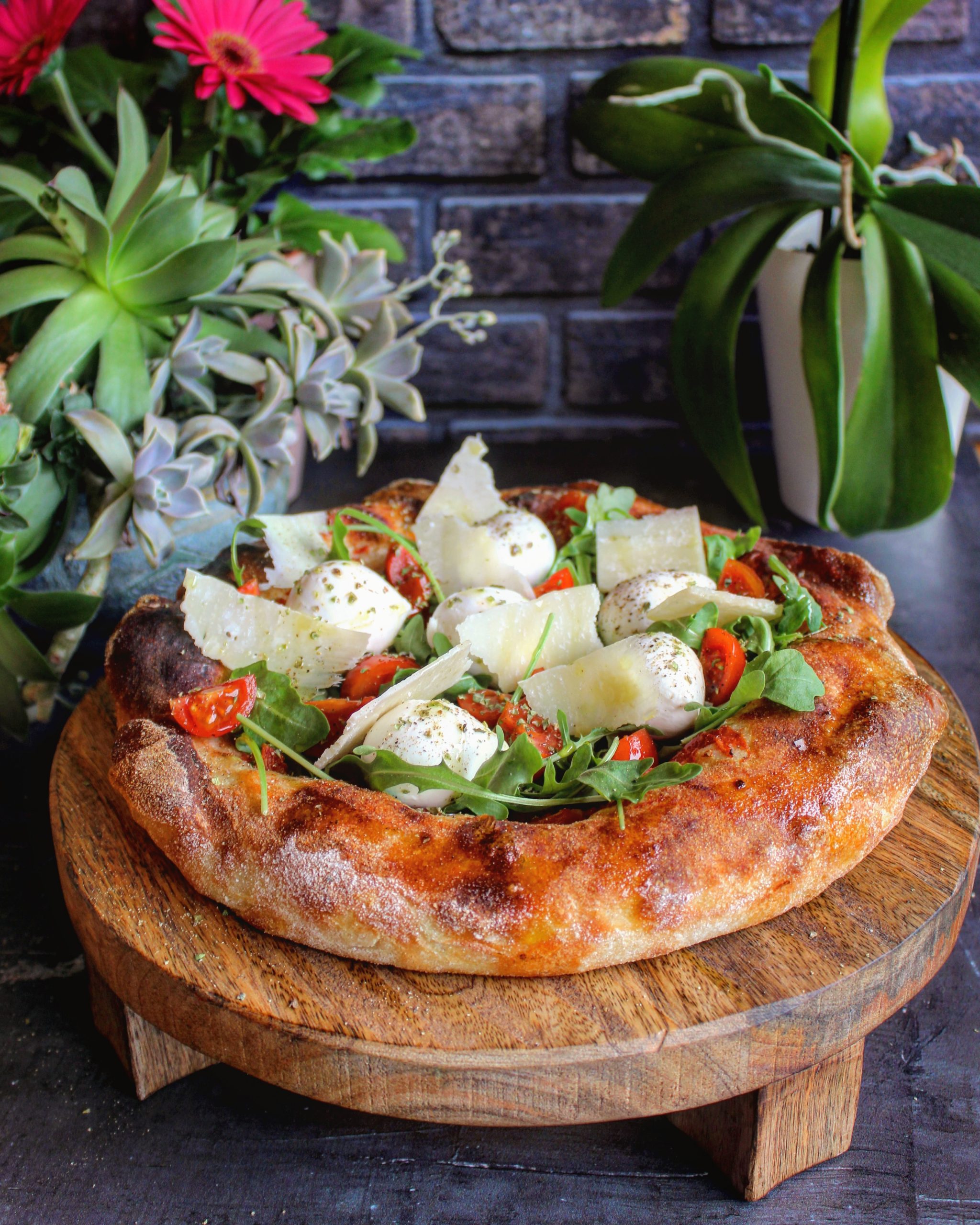 Pizza pomodoro rucola mozzarella e Parmigiano