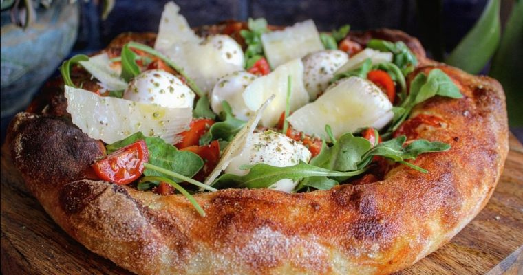 Pizza pomodoro rucola mozzarella e Parmigiano
